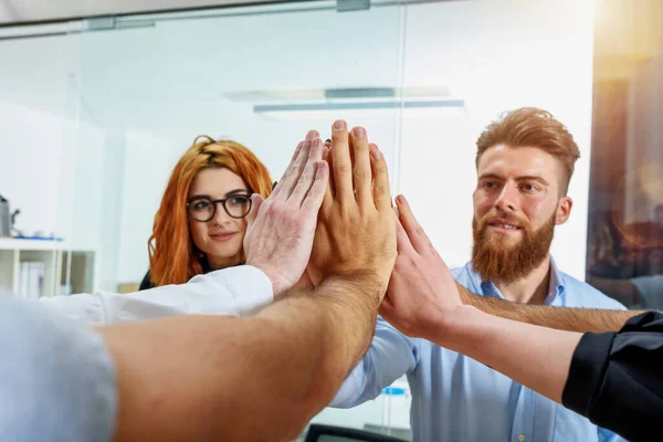 Gente de negocios poniendo sus manos juntas como trabajo en equipo y socio — Foto de Stock