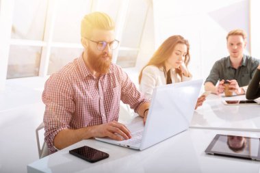 İşadamı, internet ağına bağlı bir dizüstü bilgisayarla ofiste çalışıyor.