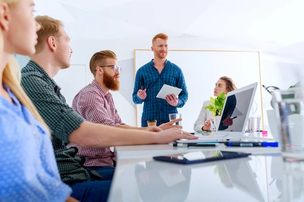 Les gens d'affaires dans le bureau connecté sur le réseau Internet comme une entreprise en démarrage — Photo