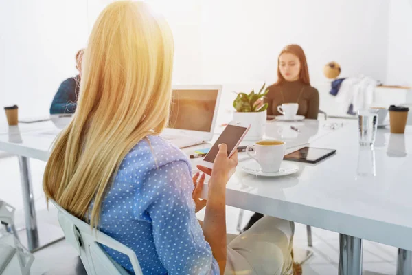 Femme d'affaires dans le bureau connecté sur le réseau Internet. concept de start-up — Photo