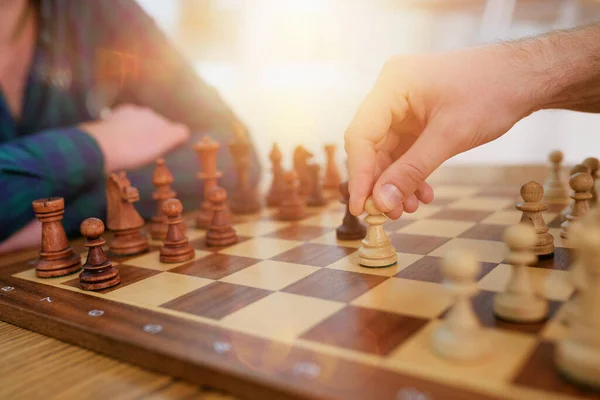 Gli uomini d'affari giocano a scacchi come strategia e concetto tattico — Foto Stock