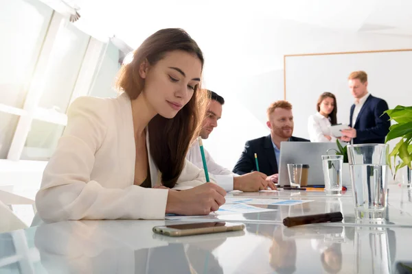 Zakenmensen op kantoor werken samen tijdens een vergadering — Stockfoto