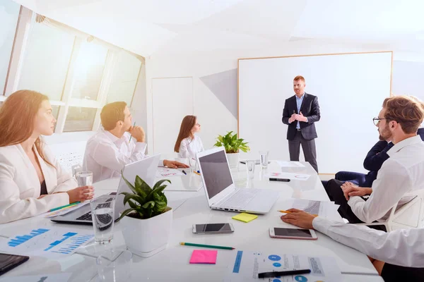 Empresarios en oficina trabajan juntos durante una reunión —  Fotos de Stock