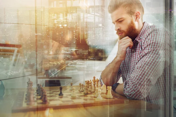 Бізнесмени грають в шахи як стратегію і тактичну концепцію — стокове фото