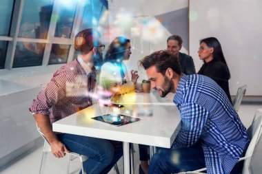 Adam internette dizüstü bilgisayarıyla bir şeyler izliyor.