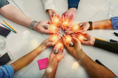 Bir lambayla aynı fikri paylaşan iş adamlarıyla takım çalışması ve beyin fırtınası konsepti