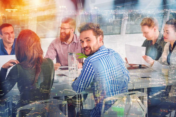 Geschäftsleute, die im Büro als Teamwork und Partner zusammenarbeiten — Stockfoto