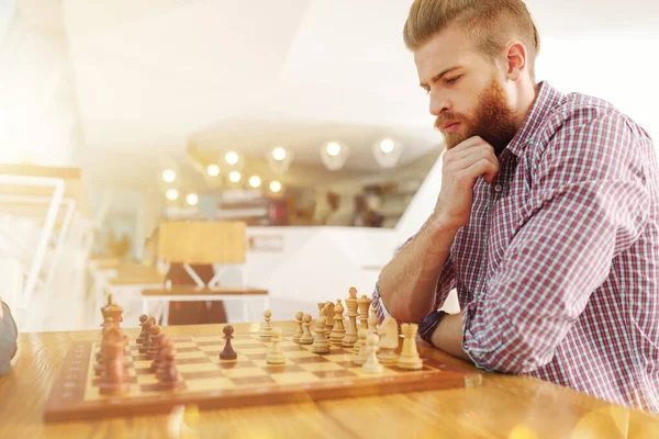 Gli uomini d'affari giocano a scacchi come strategia e concetto tattico — Foto Stock