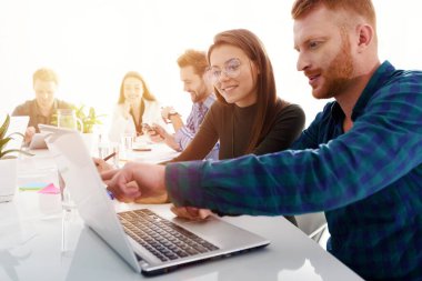 İşadamı, internet ağına bağlı bir dizüstü bilgisayarla ofiste çalışıyor.
