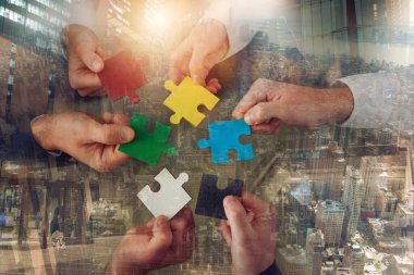 Ortakların takım çalışması bulmaca parçalarını entegrasyon ve başlangıç olarak birleştirir