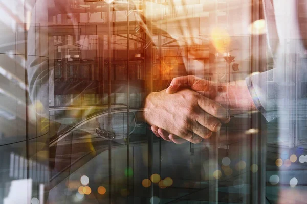 Handshaking de pessoa de negócios no escritório como trabalho em equipe e parceria — Fotografia de Stock