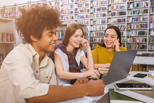 Universiteitsstudenten studeren samen in een bibliotheek als teamwork ter voorbereiding — Stockfoto