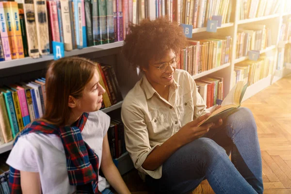 Business team verbinden stukken tandwielen als een teamwork en partners — Stockfoto