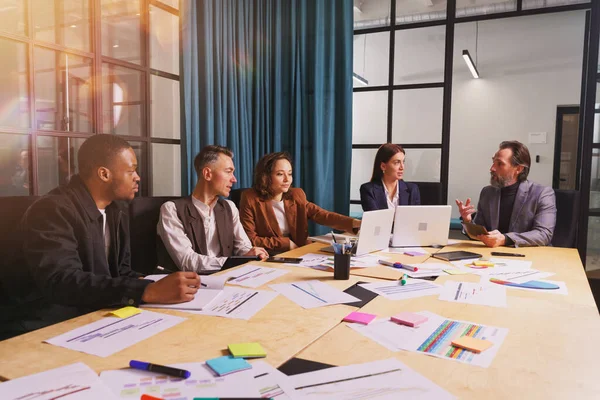 Grupo de empresários têm uma reunião no escritório — Fotografia de Stock