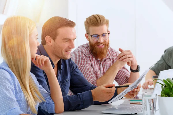 Zakenmensen die samenwerken in het kantoor — Stockfoto