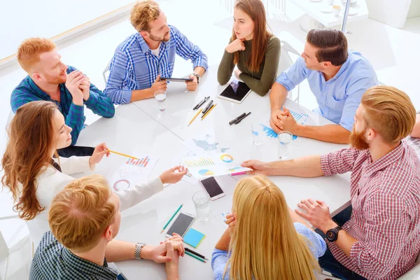 Gente de negocios que trabajan juntos en la oficina — Foto de Stock