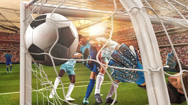 Voetbal actie met de staker die een doelpunt scoort op de hoek van de doelpaal — Stockfoto