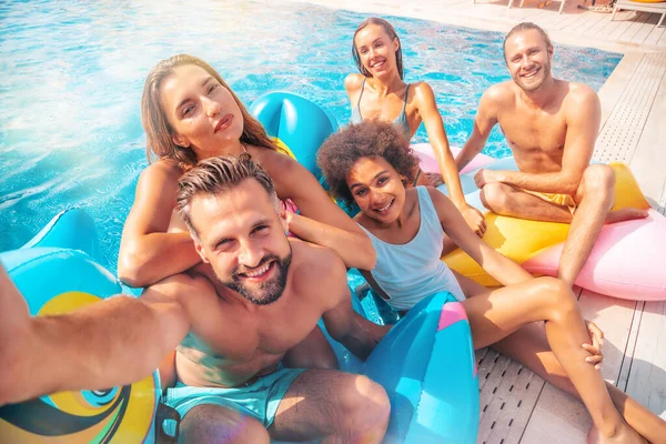 Amigos en traje de baño tomar una selfie en la piscina — Foto de Stock