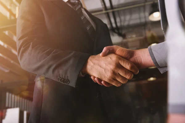 Handschudden van zakenmensen in functie als teamwork en partnerschap — Stockfoto