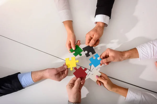 Le travail d'équipe des partenaires relie des pièces de puzzle comme intégration et démarrage — Photo