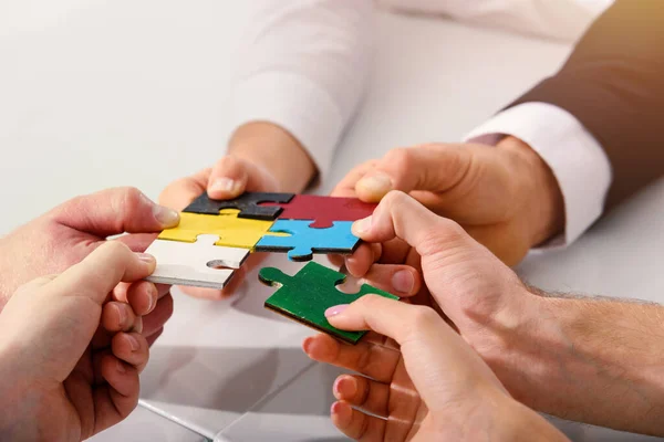 Teamwork of partners connect puzzle pieces as integration and startup — Stockfoto