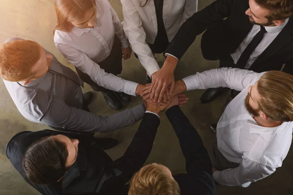 Gente de negocios poniendo sus manos juntas como trabajo en equipo y socio —  Fotos de Stock