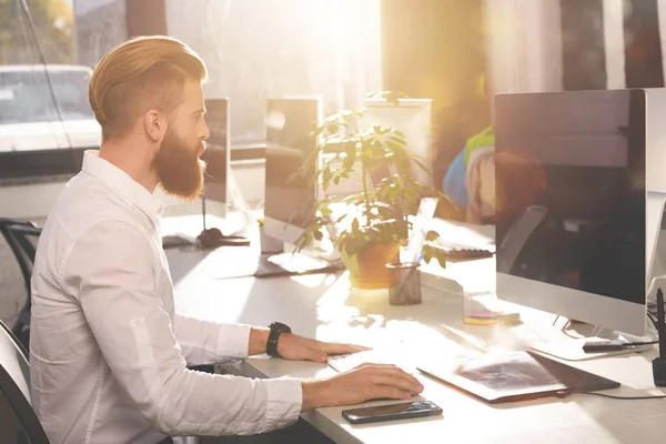 Uomo d'affari in ufficio collegato su rete internet con il computer — Foto Stock