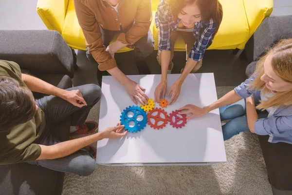사업 팀은 톱니바퀴 조각들을 팀워크나 파트너처럼 연결 한다 — 스톡 사진