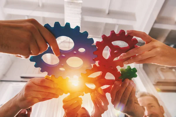 Business team connect pieces of gears like a teamwork and partners — Stockfoto