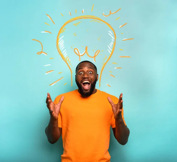 Glücklicher Afro-Mann hat eine große kreative Idee — Stockfoto