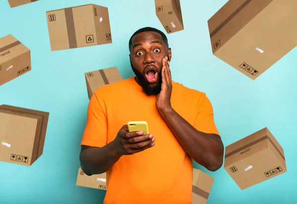 El hombre está sorprendido de recibir paquetes muy rápidamente — Foto de Stock