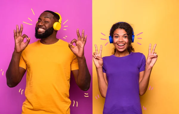 Par med headset lyssna på musik och dansa med energi — Stockfoto