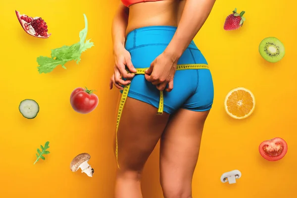 Fit girl mide con el medidor los resultados de la dieta —  Fotos de Stock
