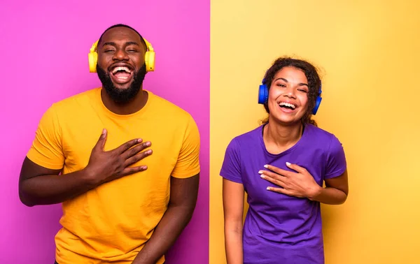 Par med headset lyssna på musik och dansa med energi — Stockfoto