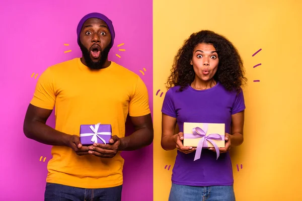 Casal maravilhado feliz em trocar o presente de Natal — Fotografia de Stock