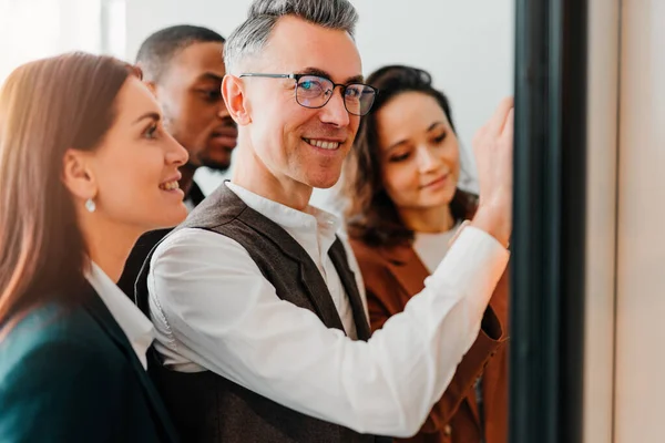 Les gens d'affaires travaillent ensemble comme travail d'équipe et s'associent avec des autocollants — Photo