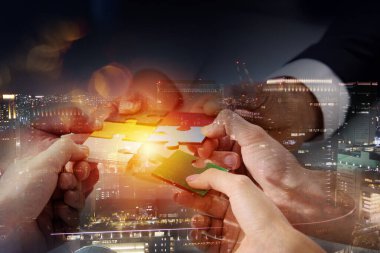 Ortakların takım çalışması bulmaca parçalarını entegrasyon ve başlangıç olarak birleştirir