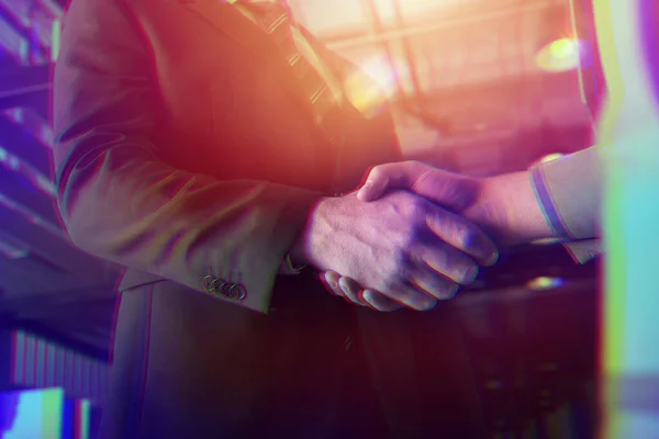 Рукостискання ділової людини в офісі як командна робота та партнерство — стокове фото