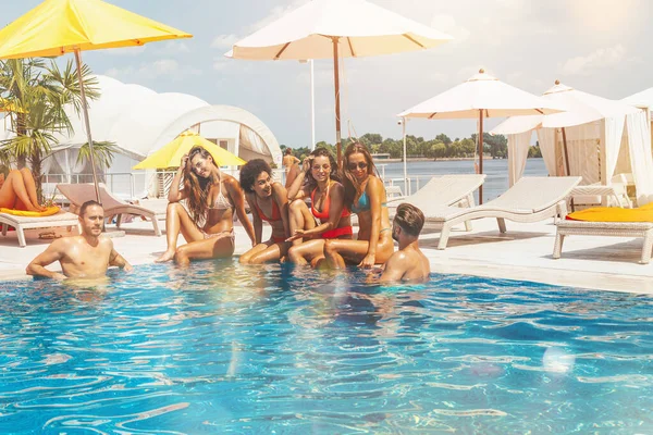 Bir grup mayo giymiş arkadaş havuzda eğleniyor. — Stok fotoğraf