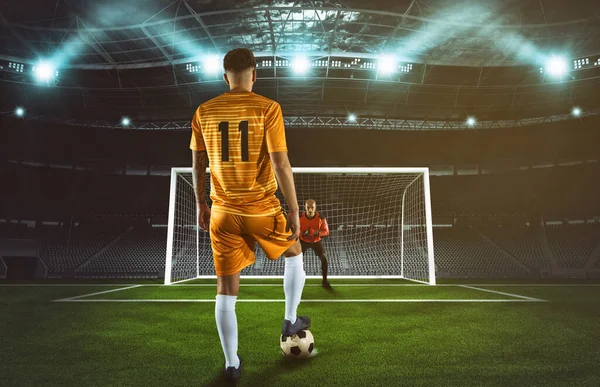 夜のサッカーシーンで選手と一致で黄色制服キックザ · ペナルティキック — ストック写真