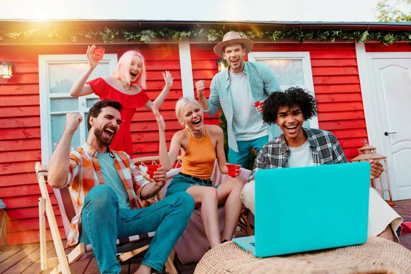 Gelukkige vrienden van voetbalfans kijken voetbal op laptop — Stockfoto