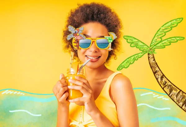 Szczęśliwa kobieta jest gotowa na lato w stroju kąpielowym, okularach przeciwsłonecznych i koktajlu — Zdjęcie stockowe