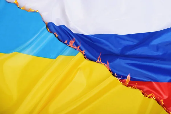 Фон флага Украины против флага России — стоковое фото