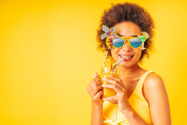 Happy woman est prête pour l'été avec maillot de bain, lunettes de soleil et cocktail — Photo
