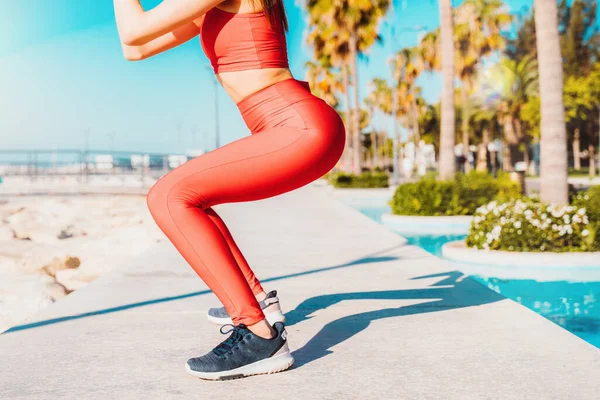 Mujer hace ejercicios de estiramiento de gimnasio al aire libre en un día soleado —  Fotos de Stock