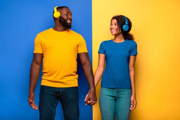 Ζευγάρι με ακουστικά ακούσετε μουσική με ουκρανικά χρώματα σημαία — Φωτογραφία Αρχείου