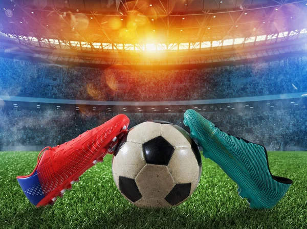 Voetbalschoenen op speeltuin van een groot stadion — Stockfoto