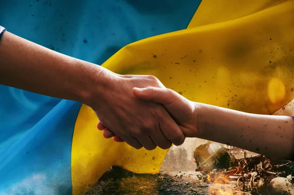 Sunny Ucrânia bandeira do país com a mão ajudando como apoio — Fotografia de Stock