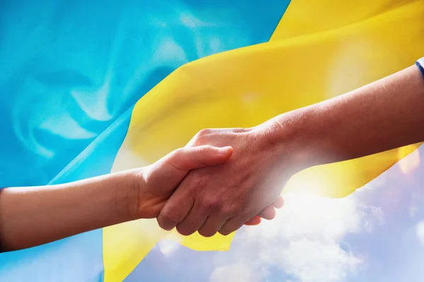 Zonnig Oekraïne land vlag met helpende hand als steun — Stockfoto