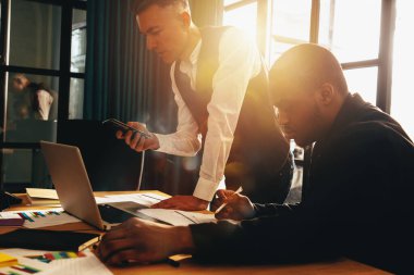 Bir grup iş adamının şirket istatistikleri hakkında bir toplantısı var.